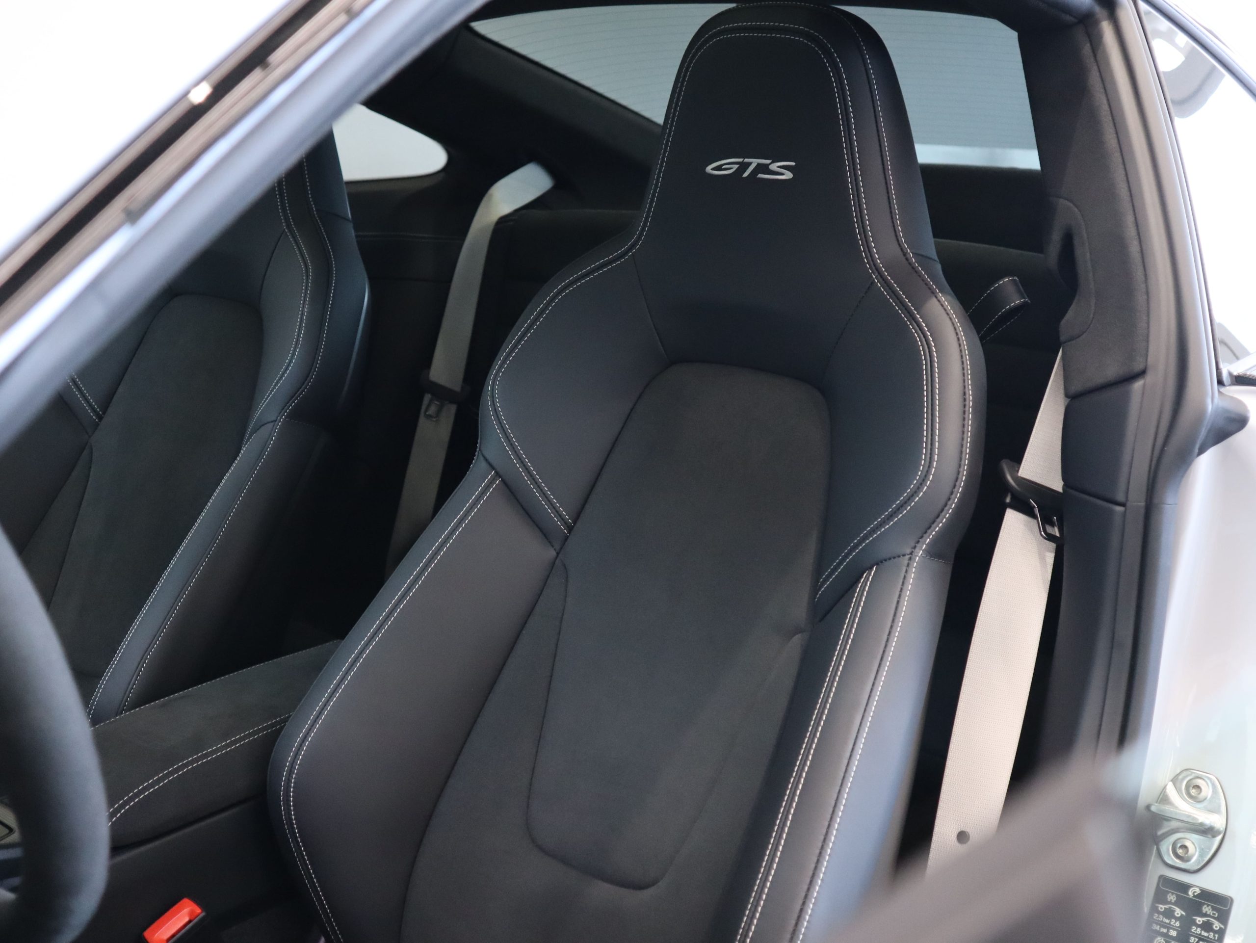 ポルシェ911カレラ4GTS（Type992）PDK<br>フロントアクスルリフトシステム<br>リアアクスルステアリング<br>GTS＆マットカーボンインテリアPKG<br>ハイグロスエクステリアPKG<br>チルト/スライド式電動ガラスサンルーフ