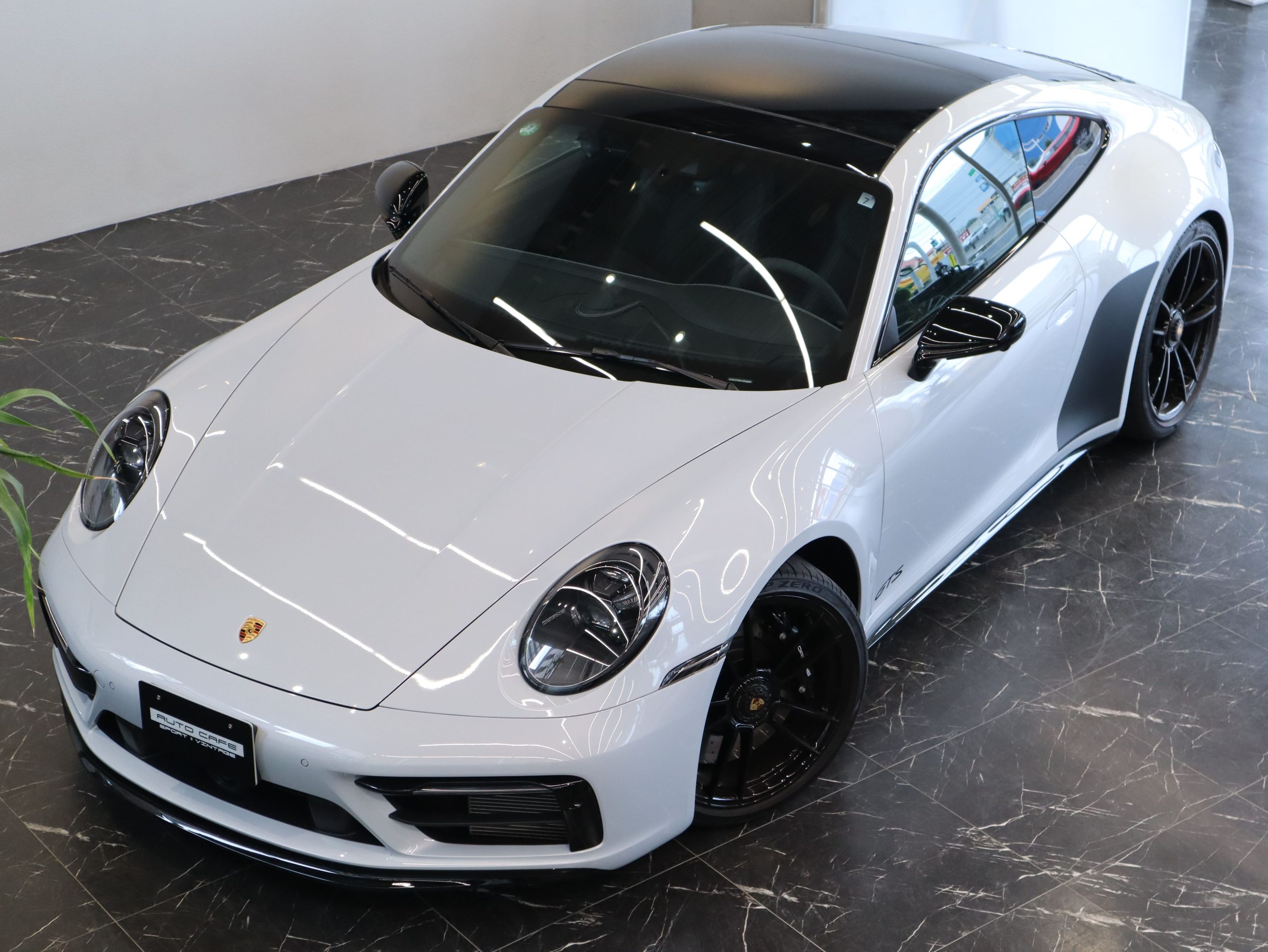 ポルシェ911カレラ4GTS（Type992）PDK<br>フロントアクスルリフトシステム<br>リアアクスルステアリング<br>GTS＆マットカーボンインテリアPKG<br>ハイグロスエクステリアPKG<br>チルト/スライド式電動ガラスサンルーフ