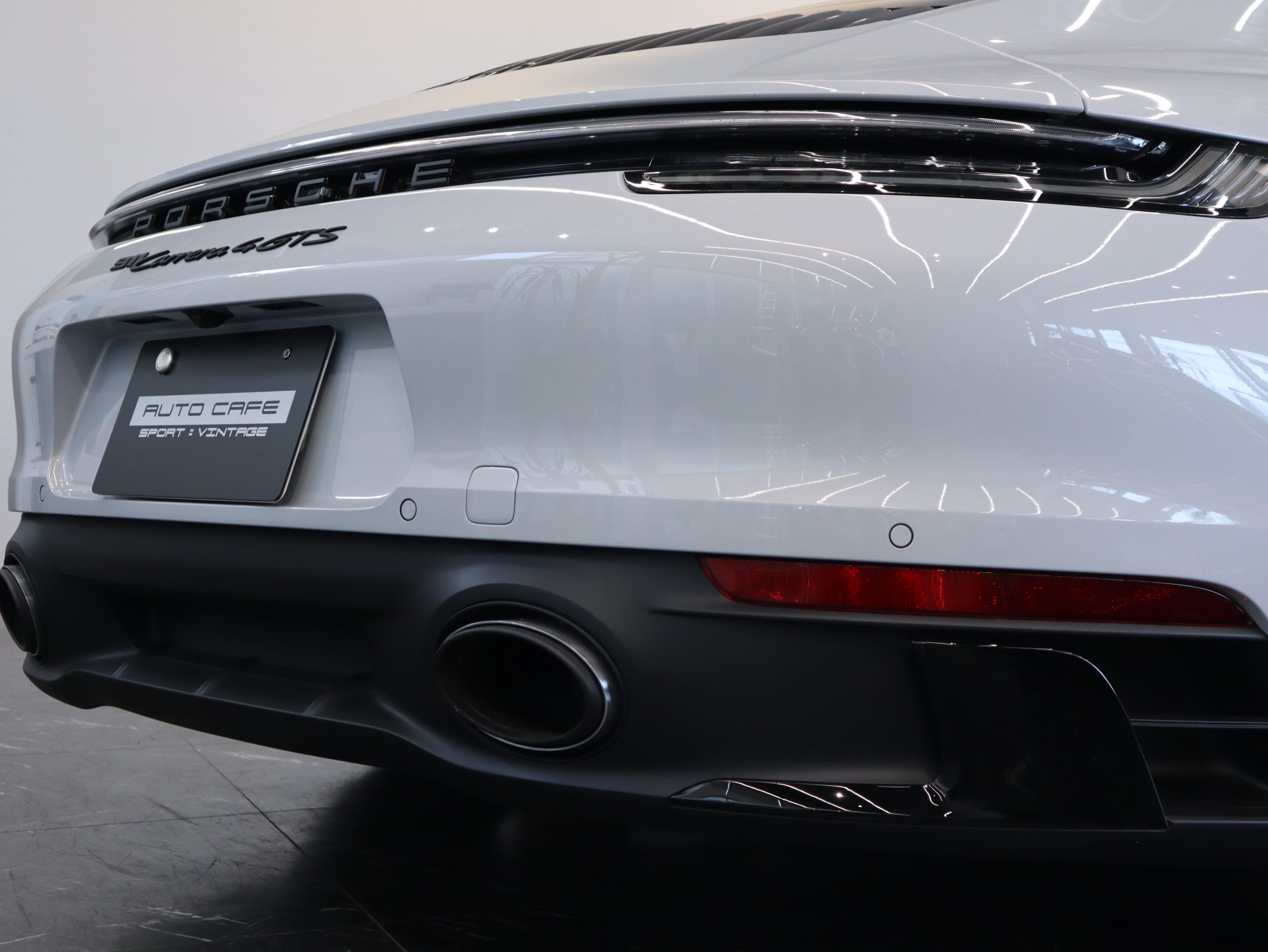 ポルシェ911カレラ4GTS（Type992）PDK<br>フロントアクスルリフトシステム<br>リアアクスルステアリング<br>GTS＆マットカーボンインテリアPKG<br>ハイグロスエクステリアPKG<br>チルト/スライド式電動ガラスサンルーフ