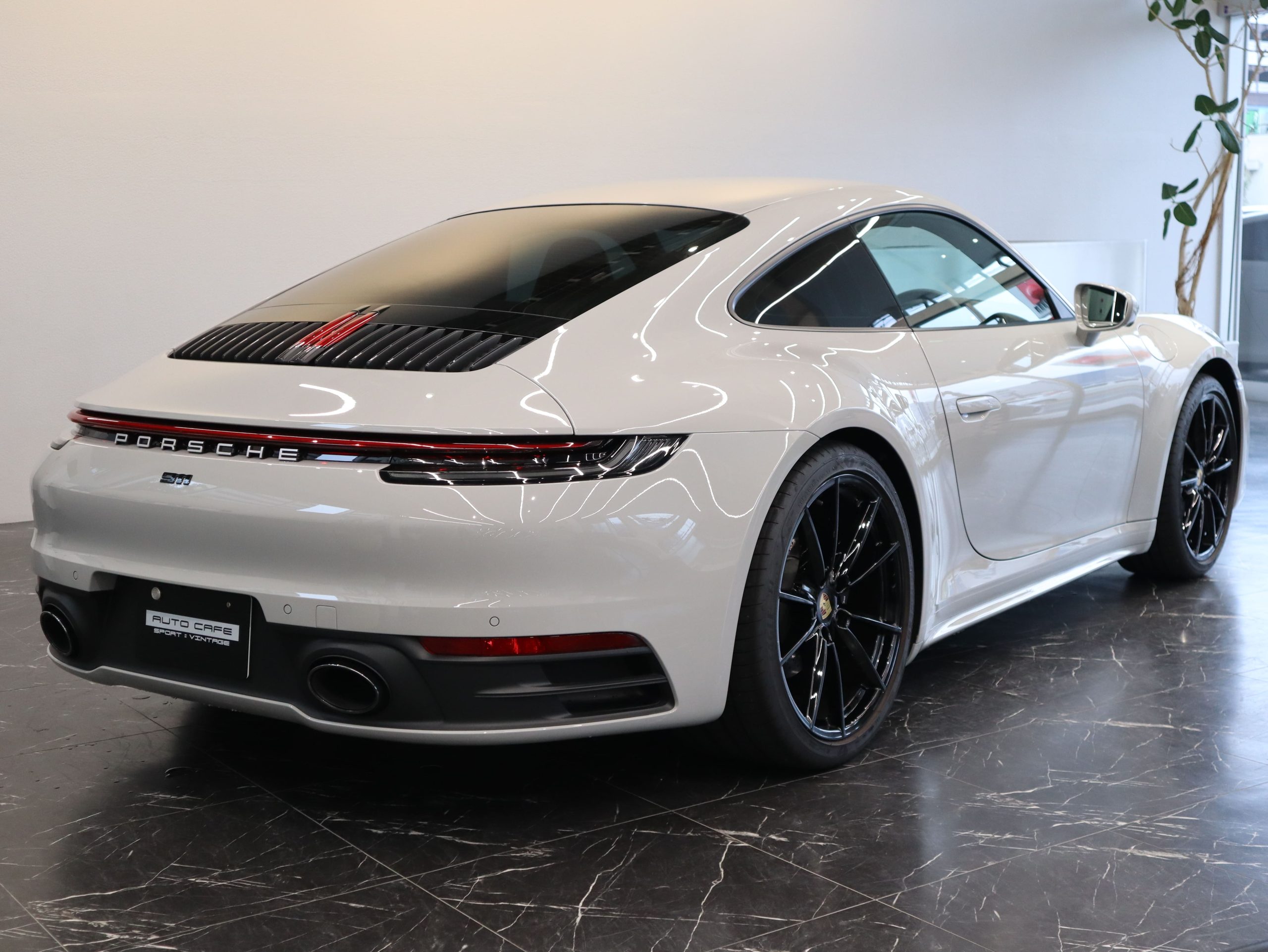 ポルシェ911カレラ（Type992）PDK<br>スポーツクロノパッケージ<br>スポーツエグゾーストシステム<br>PDLS Plus含むLEDヘッドライト<br>クレヨンカラー