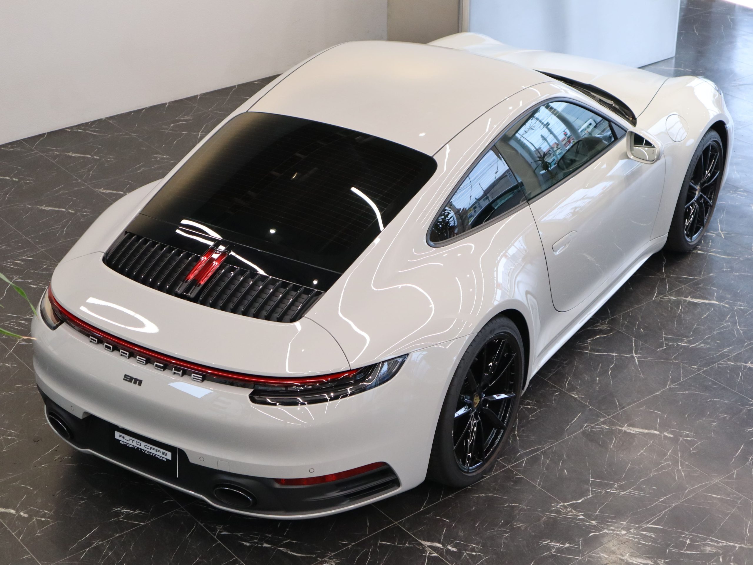 ポルシェ911カレラ（Type992）PDK<br>スポーツクロノパッケージ<br>スポーツエグゾーストシステム<br>PDLS Plus含むLEDヘッドライト<br>クレヨンカラー