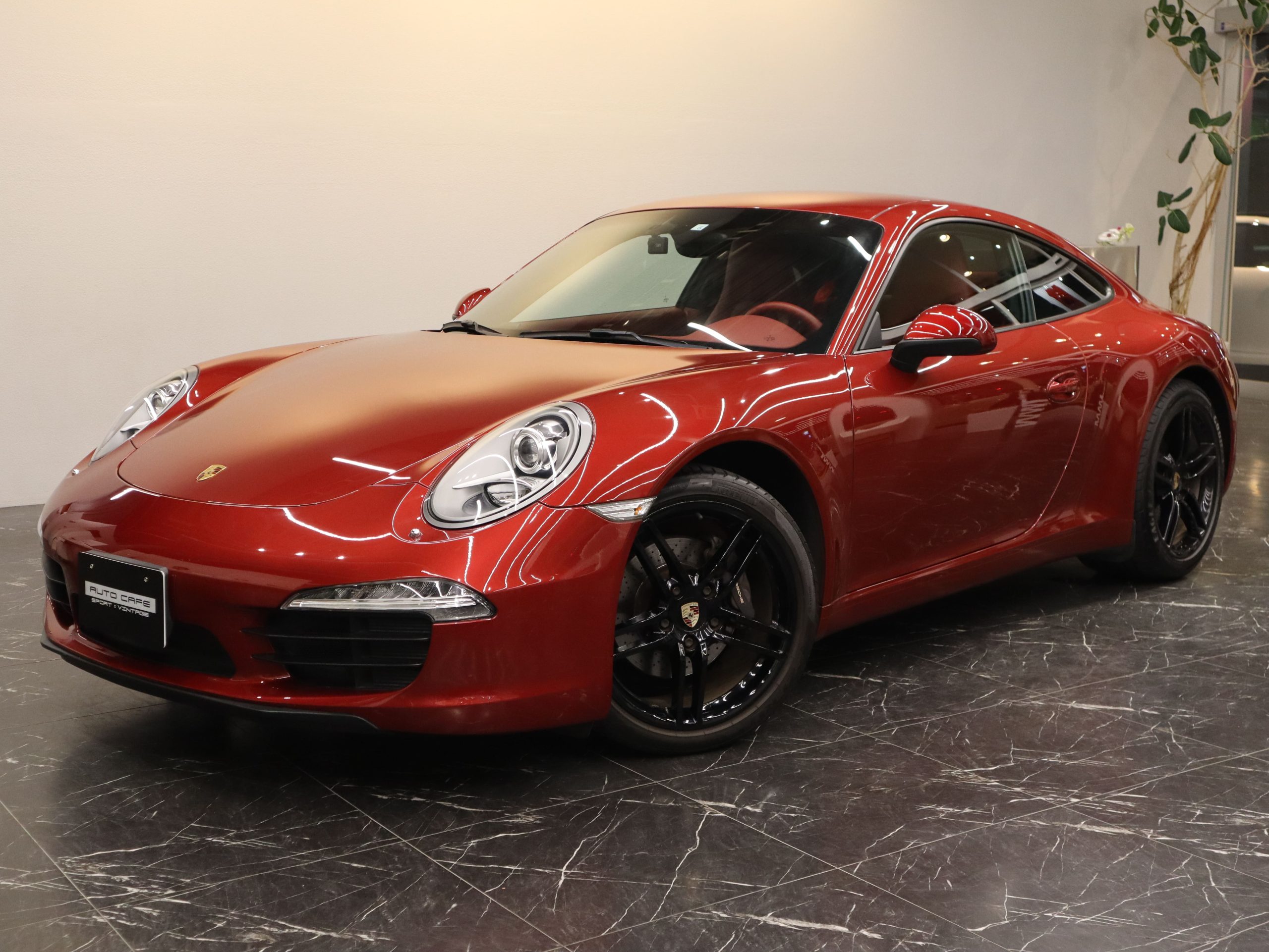 ポルシェ911カレラ（Type991.1）PDK<br>ルビーレッドメタリック<br>ナチュラルレザーインテリア<br>エンボス加工ヘッドレスト<br>パワーステアリングプラス