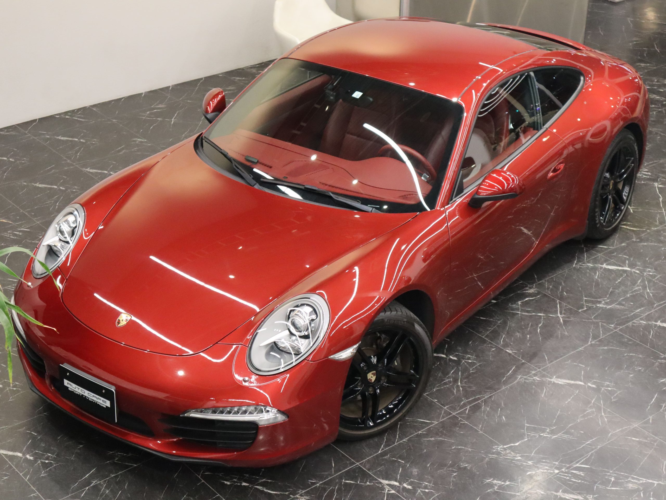 ポルシェ911カレラ（Type991.1）PDK<br>ルビーレッドメタリック<br>ナチュラルレザーインテリア<br>エンボス加工ヘッドレスト<br>パワーステアリングプラス