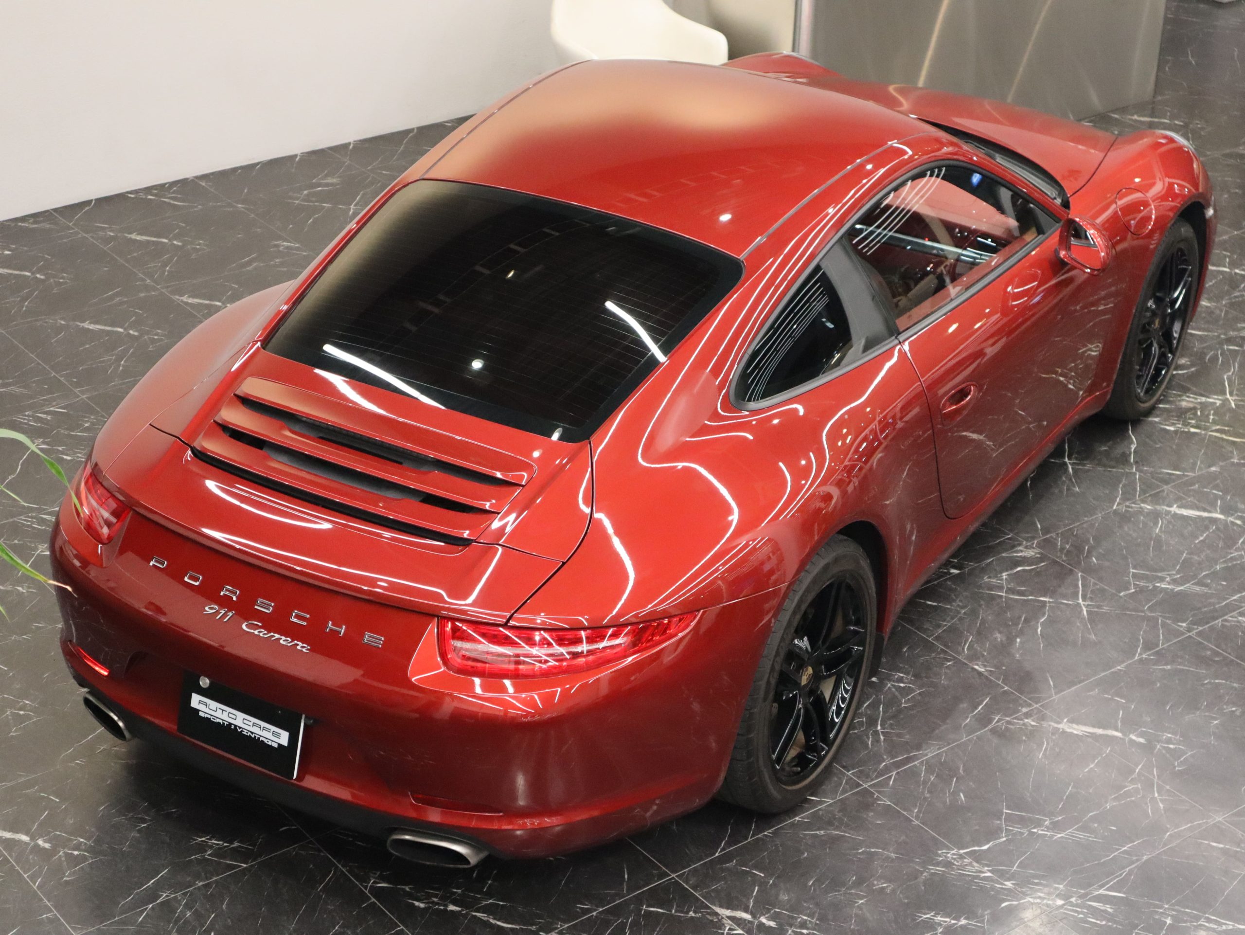 ポルシェ911カレラ（Type991.1）PDK<br>ルビーレッドメタリック<br>ナチュラルレザーインテリア<br>エンボス加工ヘッドレスト<br>パワーステアリングプラス