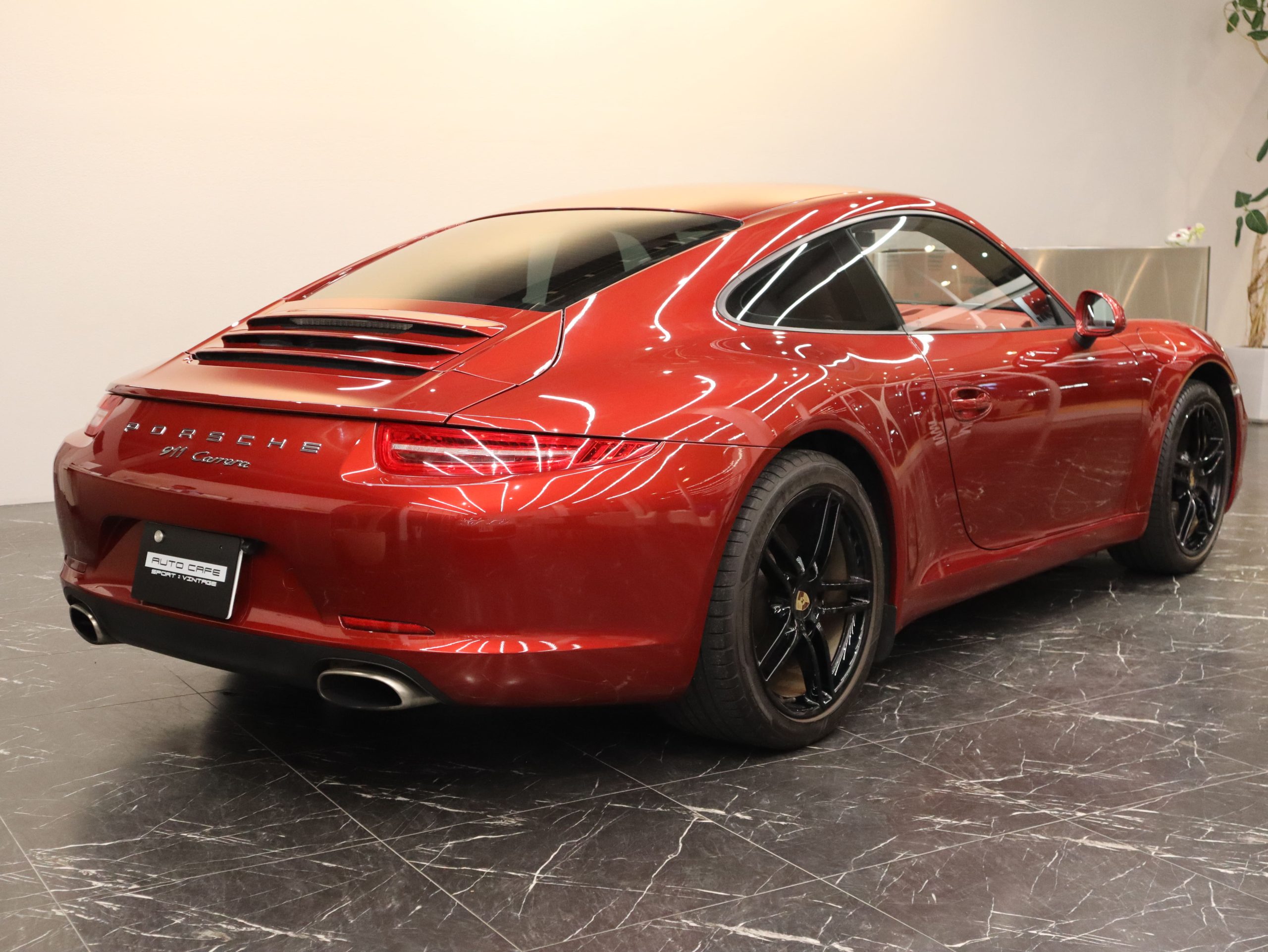 ポルシェ911カレラ（Type991.1）PDK<br>ルビーレッドメタリック<br>ナチュラルレザーインテリア<br>エンボス加工ヘッドレスト<br>パワーステアリングプラス