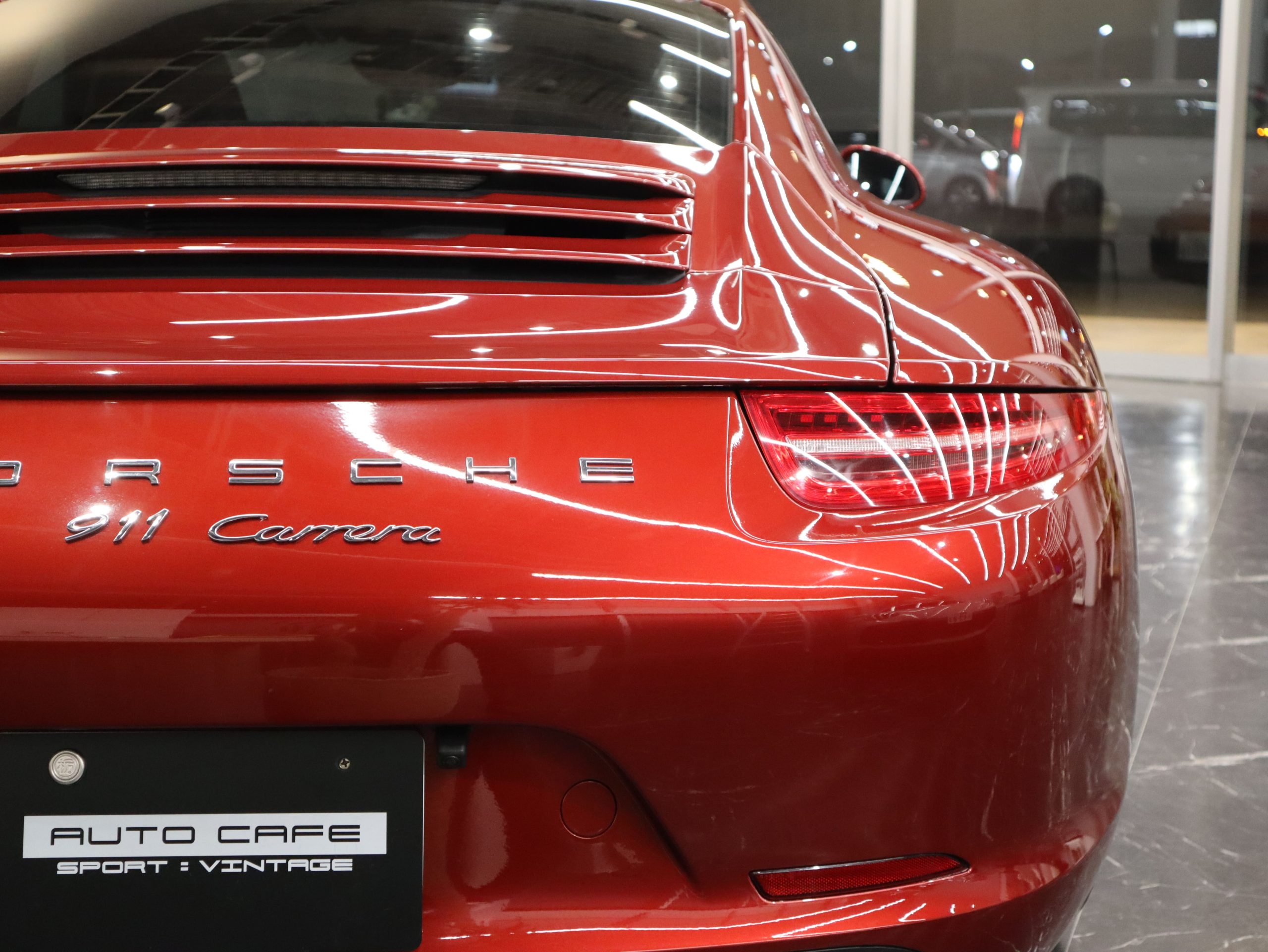 ポルシェ911カレラ（Type991.1）PDK<br>ルビーレッドメタリック<br>ナチュラルレザーインテリア<br>エンボス加工ヘッドレスト<br>パワーステアリングプラス