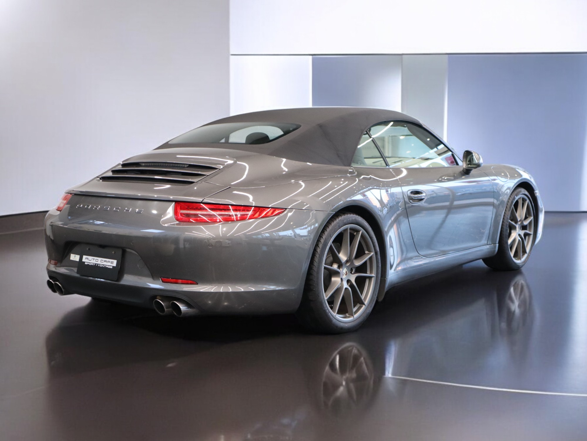 ポルシェ911カレラカブリオレ（Type991.1）PDK<br>スポーツエグゾーストシステム<br>シートベンチレーション<br>サテンプラチナ塗装ホイール<br>PASM