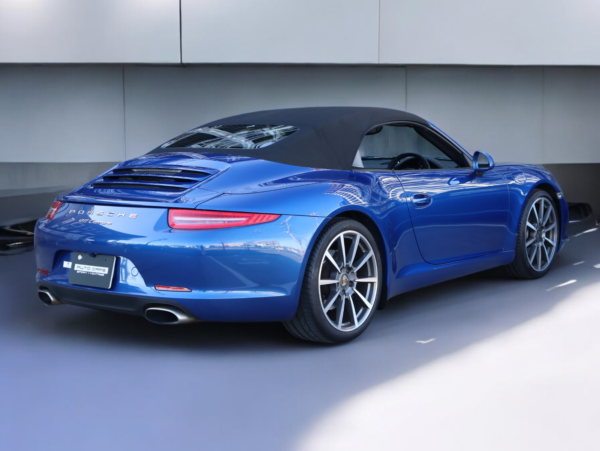 ポルシェ911カレラカブリオレ（Type991.1）PDK<br>スポーツクロノパッケージ<br>ツートンレザーインテリア<br>シートヒーター<br>カレラクラシックホイール