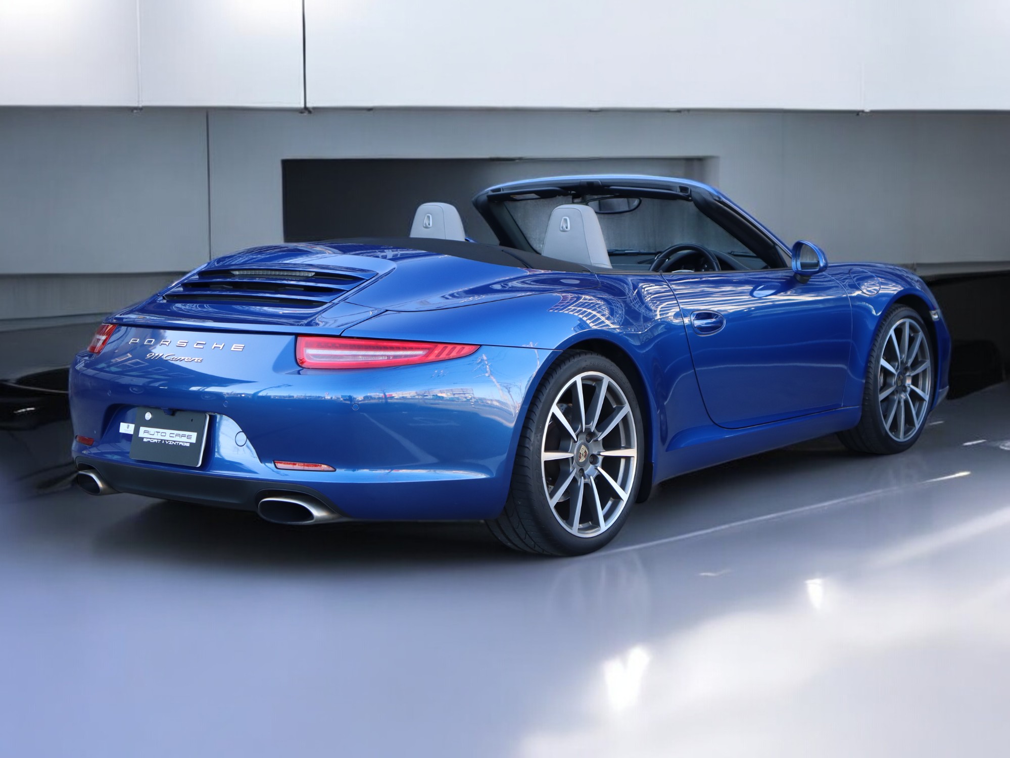 ポルシェ911カレラカブリオレ（Type991.1）PDK<br>スポーツクロノパッケージ<br>ツートンレザーインテリア<br>シートヒーター<br>カレラクラシックホイール