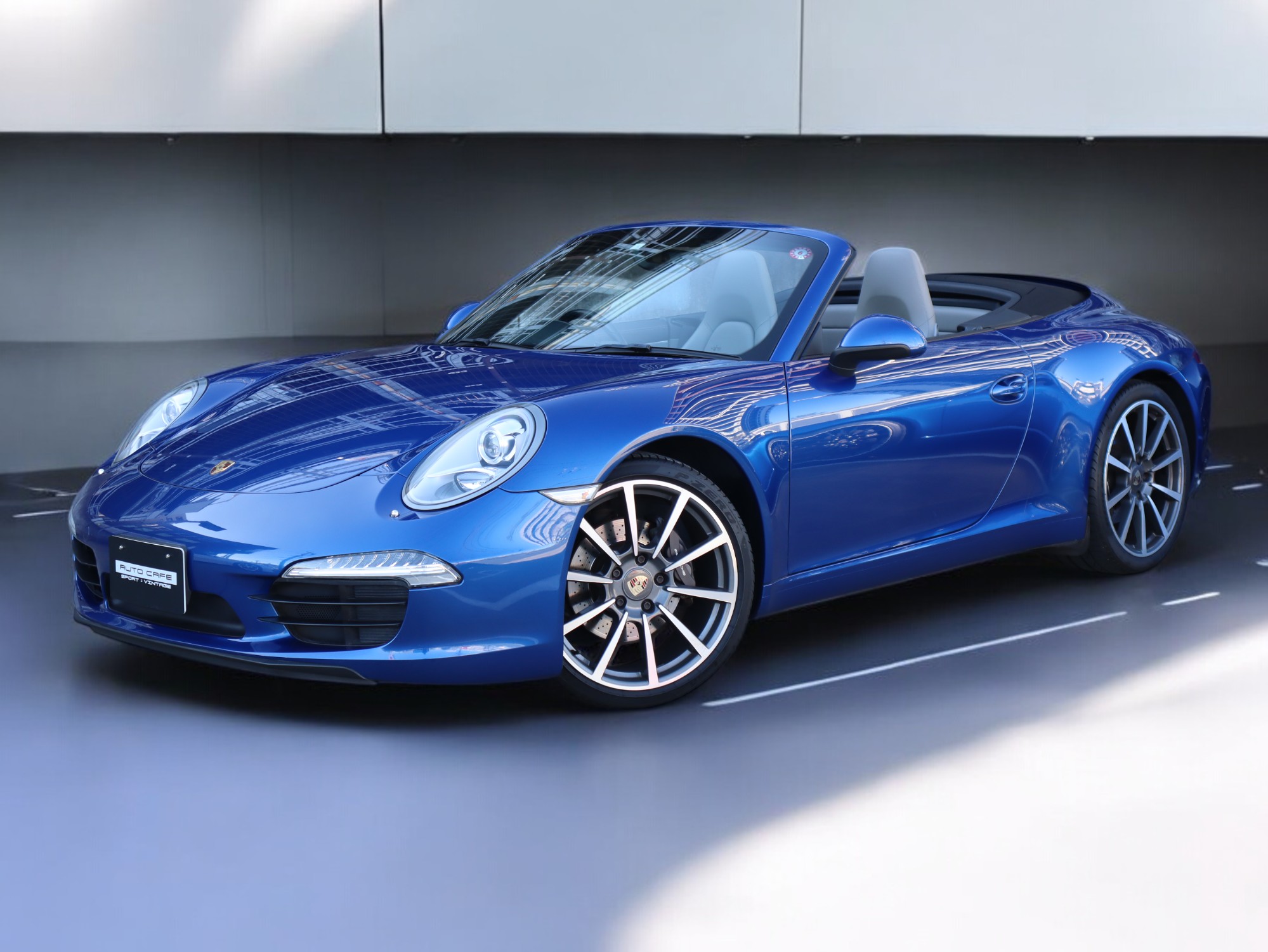 ポルシェ911カレラカブリオレ（Type991.1）PDK<br>スポーツクロノパッケージ<br>ツートンレザーインテリア<br>シートヒーター<br>カレラクラシックホイール